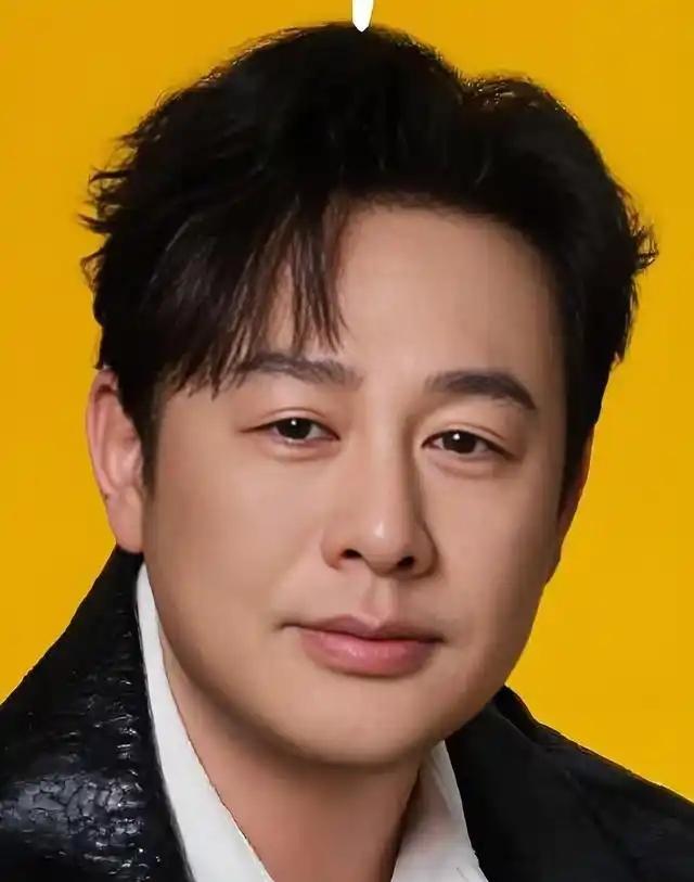 关于张颂文的好友，圈内公认最铁的是周一围和林家川，三人都是北京电影学院同班同学，