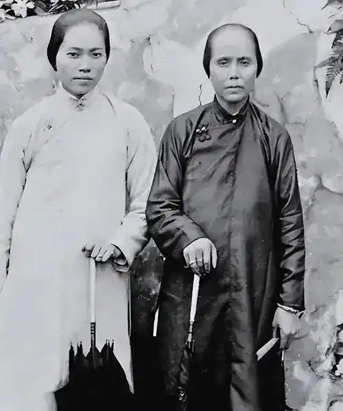 她叫卢慕贞，广东香山人，出生在1867年，一个普通的乡绅之家。
那时的女儿家不讲