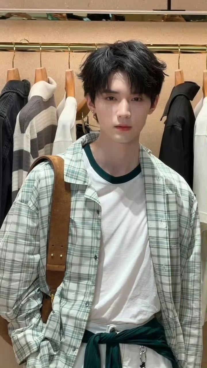 我拍的清爽学长周翊然周翊然今日线下活动丨完全清爽男大来的啊啊啊 