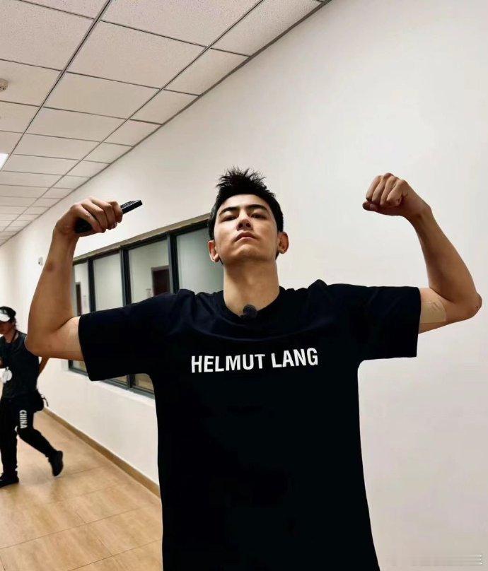 纪凌尘自带笑点，那股自我感觉良好的劲儿挺逗。他这份自信满满，让人瞧着有趣，还真想