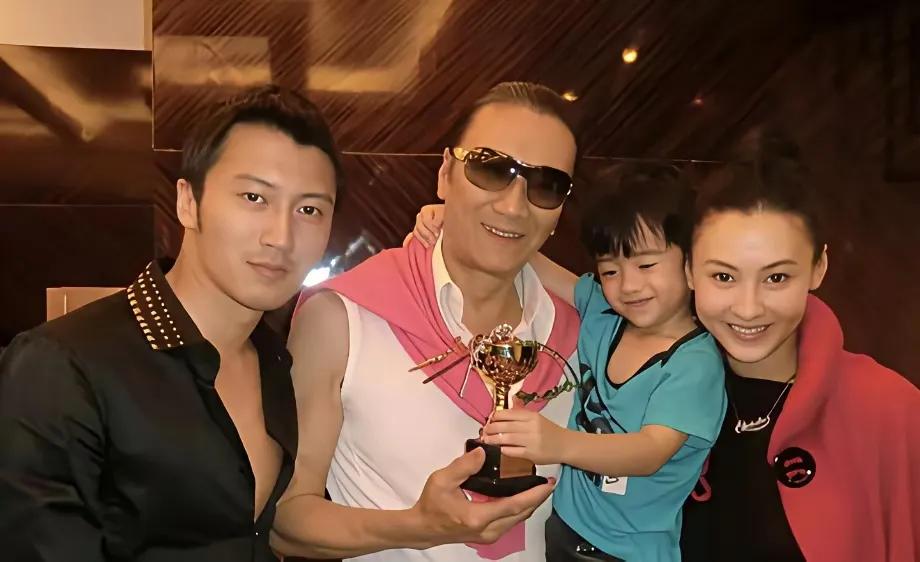 张柏芝让人最佩服的
不是她的漂亮，也不是她的演技，更不是她带三个孩子，而是让前夫