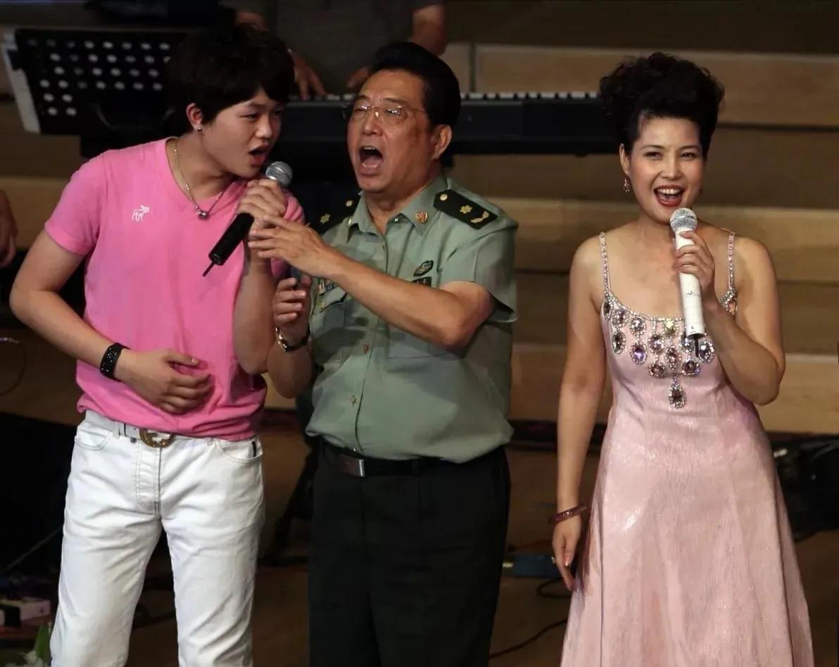 李双江娶了比自己少27岁的妻子梦鸽，如今李双江86岁，梦鸽59岁，虽然孩子遇上了
