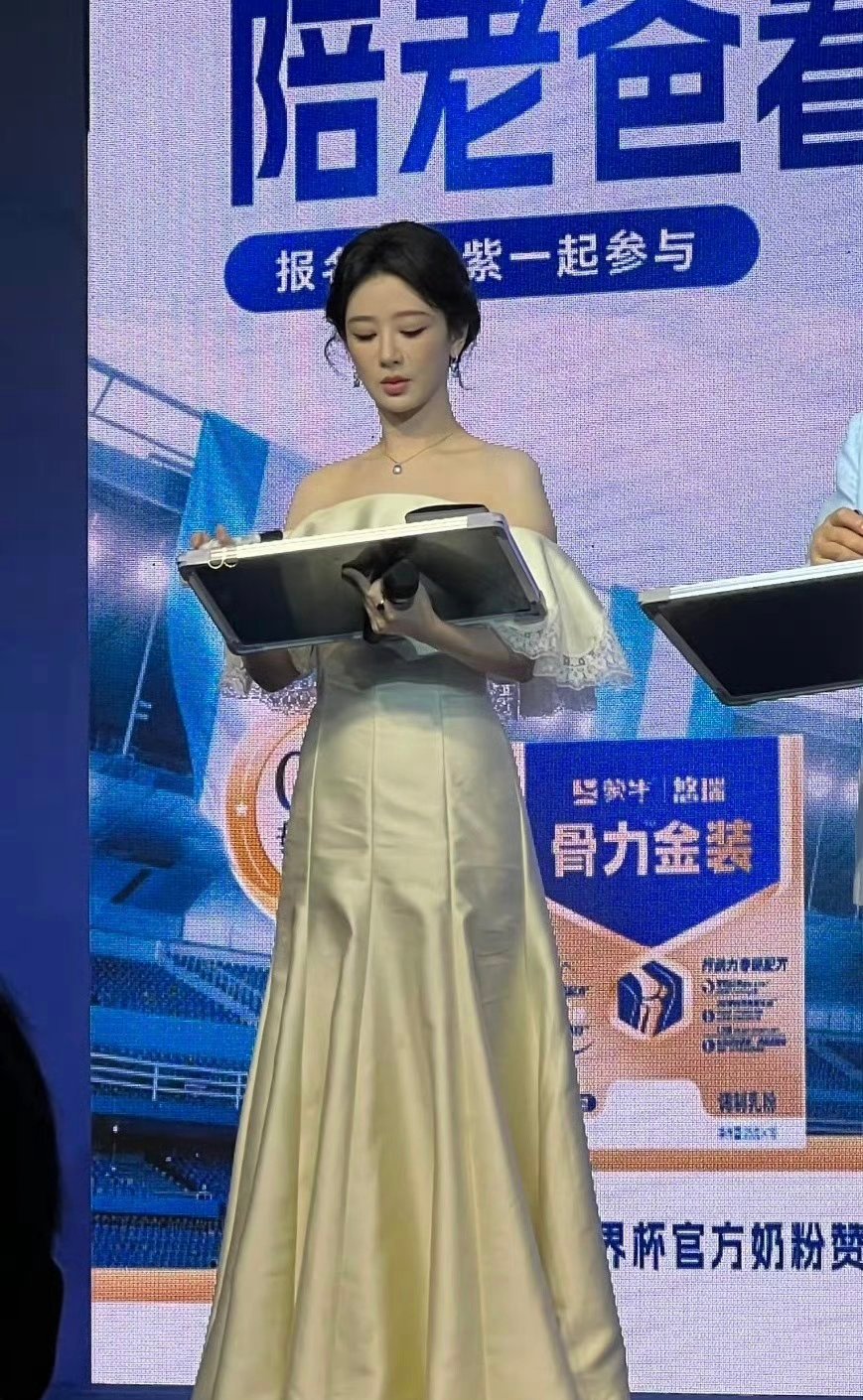 杨紫活动现场生图直出，近距离美美的 