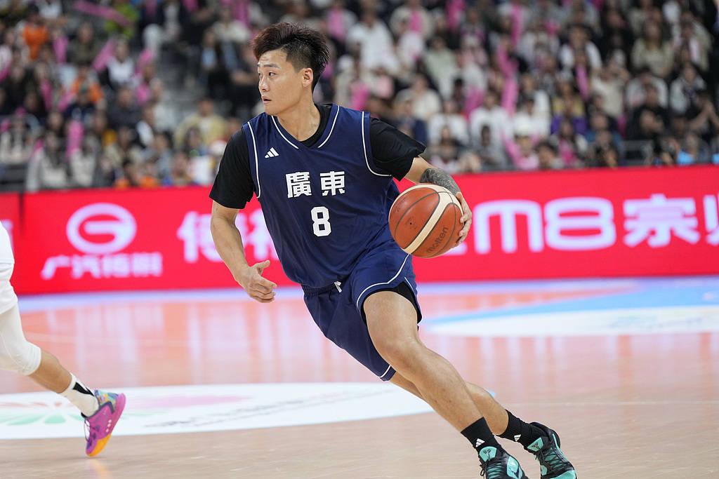 2025年第15届全运会男子成年组决赛阶段展开金牌争夺战。主场作战的广东男篮经过