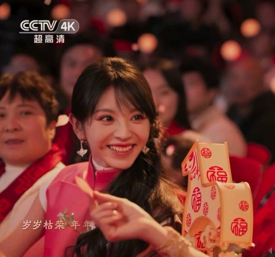 田曦薇好萌春晚观众席上的薇薇，甜🉐不得了