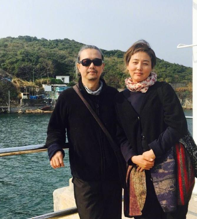 《粉红女郎》里飒爽的“男人婆”张延离婚了！老公张锦程已亲口承认。俩人都结婚22年