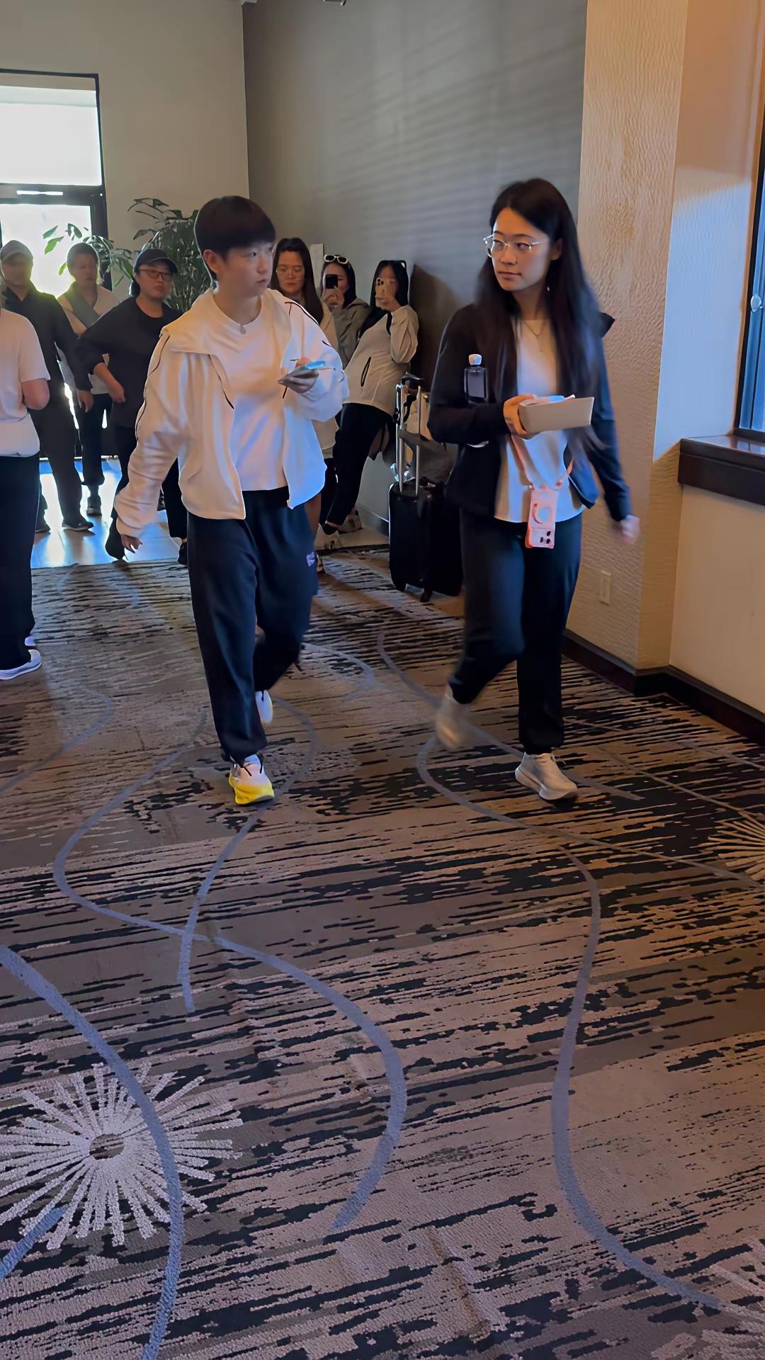 新鲜的莎莎参加活动了！
美国大满贯结束了，莎莎没有休息，应美国小学之邀，参加活动