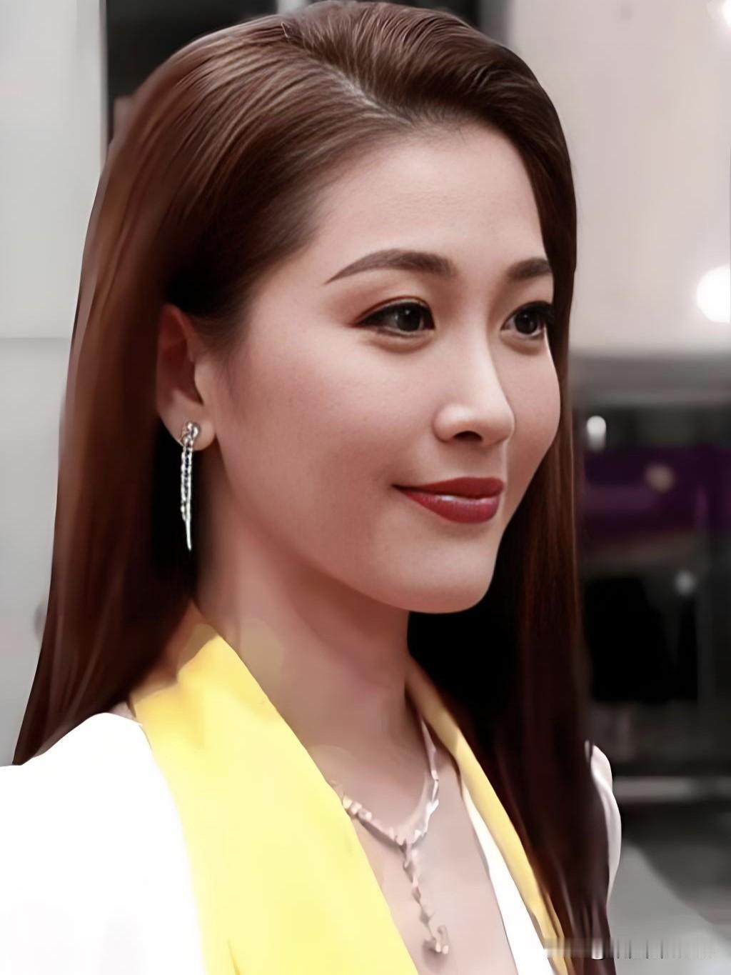 周丽淇的美，温婉端庄，不惊艳却极耐看。岁月沉淀了她的从容与优雅，一颦一笑皆是风情