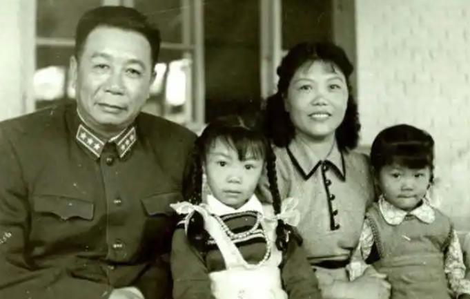 1984年，75岁开国上将陈士榘娶了小40岁的工程兵文工团女兵李峥。婚后十来年，