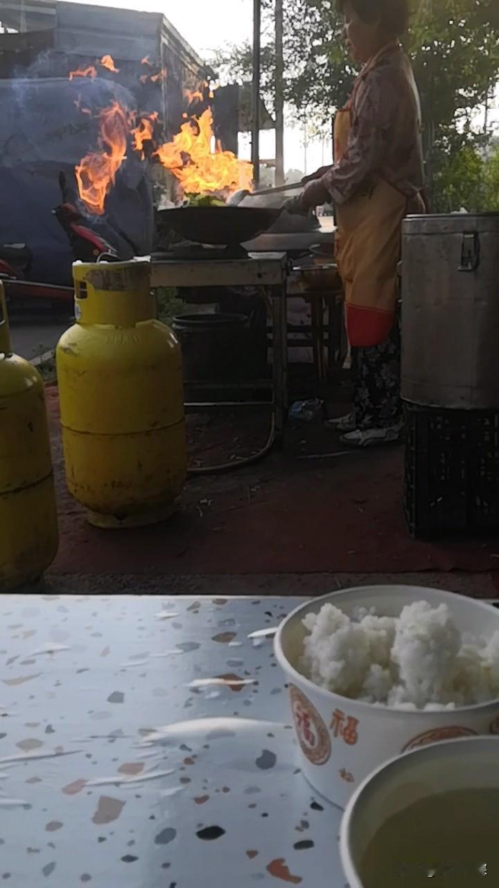 淮口吃饭
6月1日，夕阳西下的时候，走在金堂县淮口大镇美丽的工业区，这是从高板镇