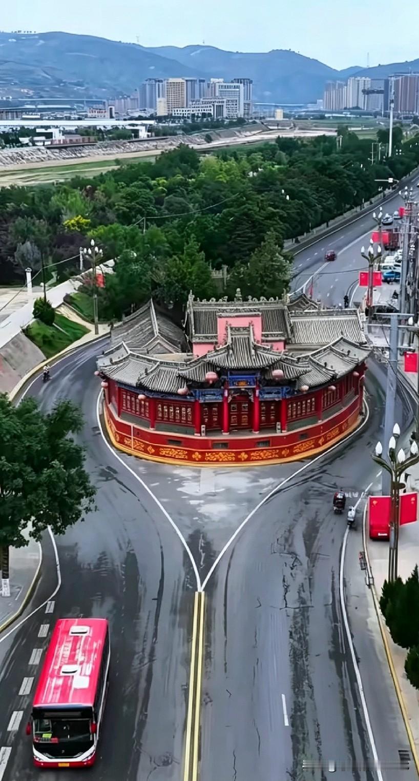 见过钉子户，没见过这么霸气的钉子庙！甘肃秦安灵官庙，立在马路中间600多年，公路