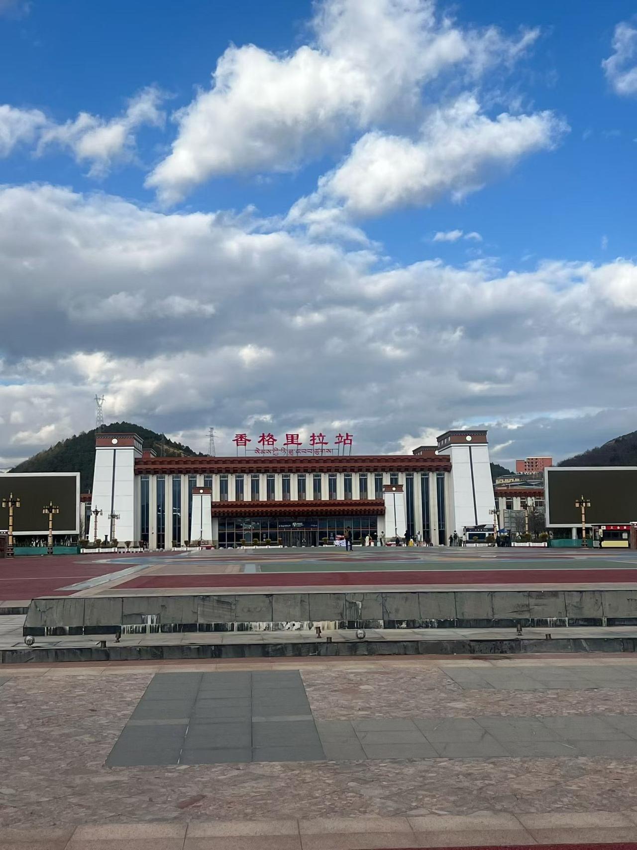 一路高原，一路歌，梅里雪山神韵在，雪域儿女情真切。