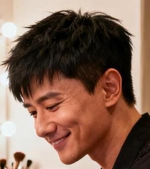 2026年4月10日，沈凌在个人社交平台发布视频，邀请张杰进行凌感问答。当被问到