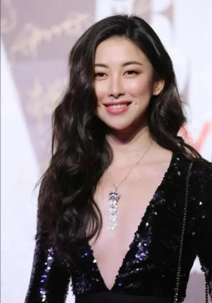 是那种高级富贵松弛熟女风情美，东方贵气“慵懒性感双结合。

朱珠是标准混血感东方