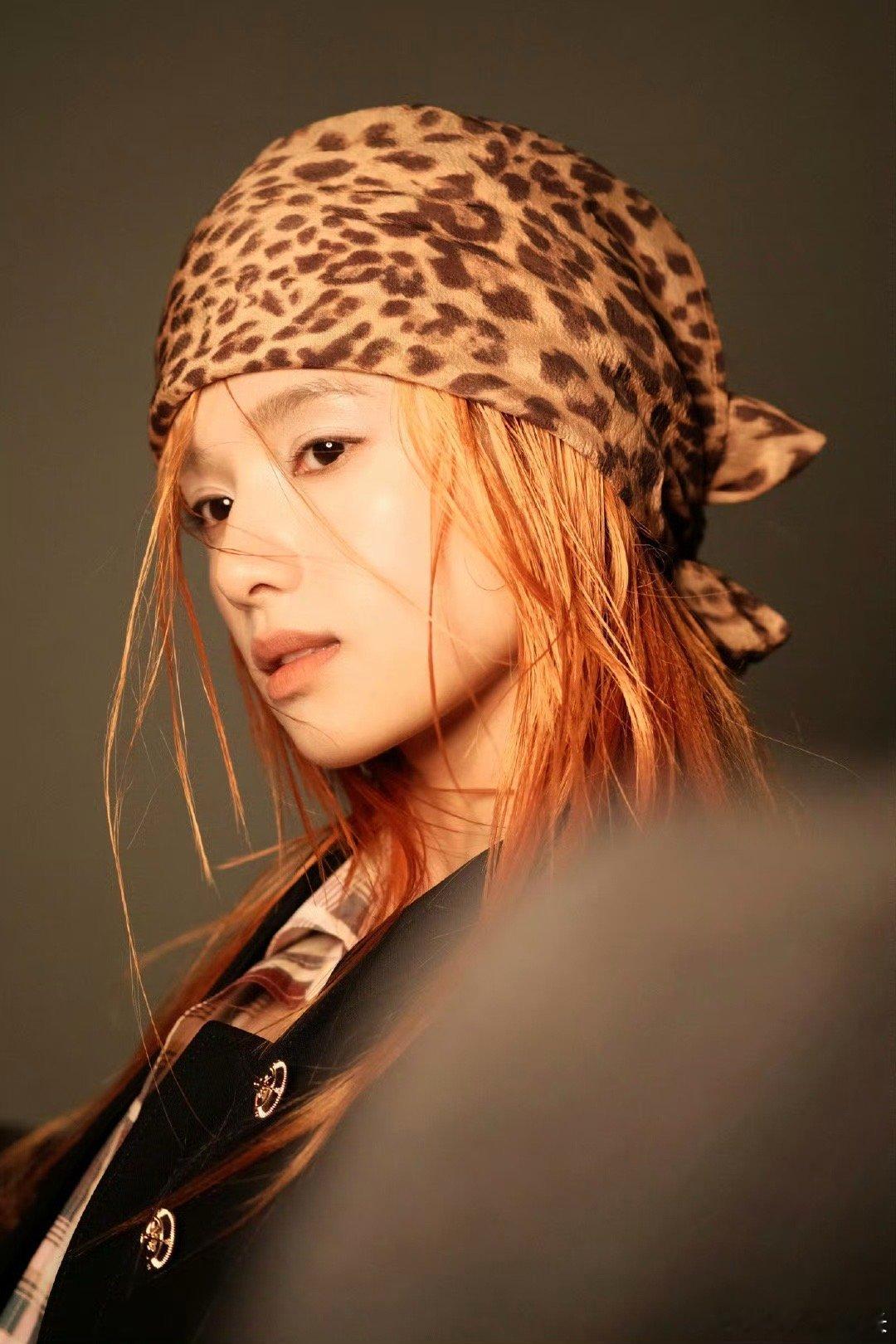 张婧仪豹纹辣妹给张婧仪想出这个橘色湿发造型的简直是天才！又酷又野！婧仪时尚度满分