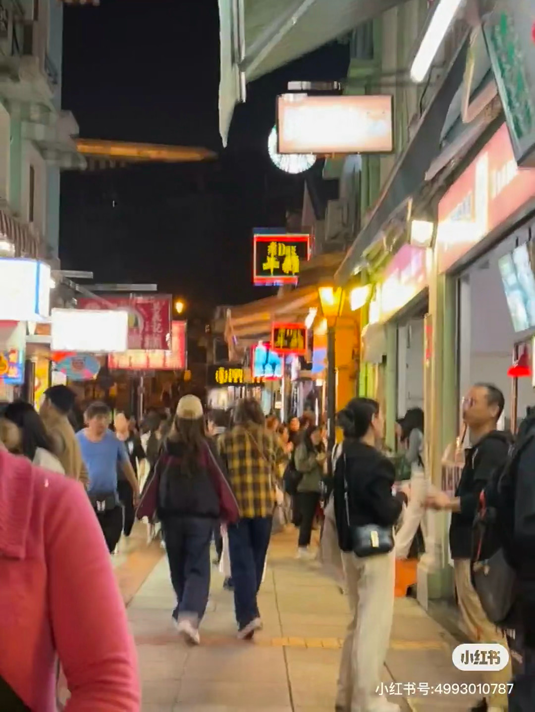 澳门官也街偶遇angelababy网友在澳门官也街偶遇鼻姐了！光看背影就好美[色