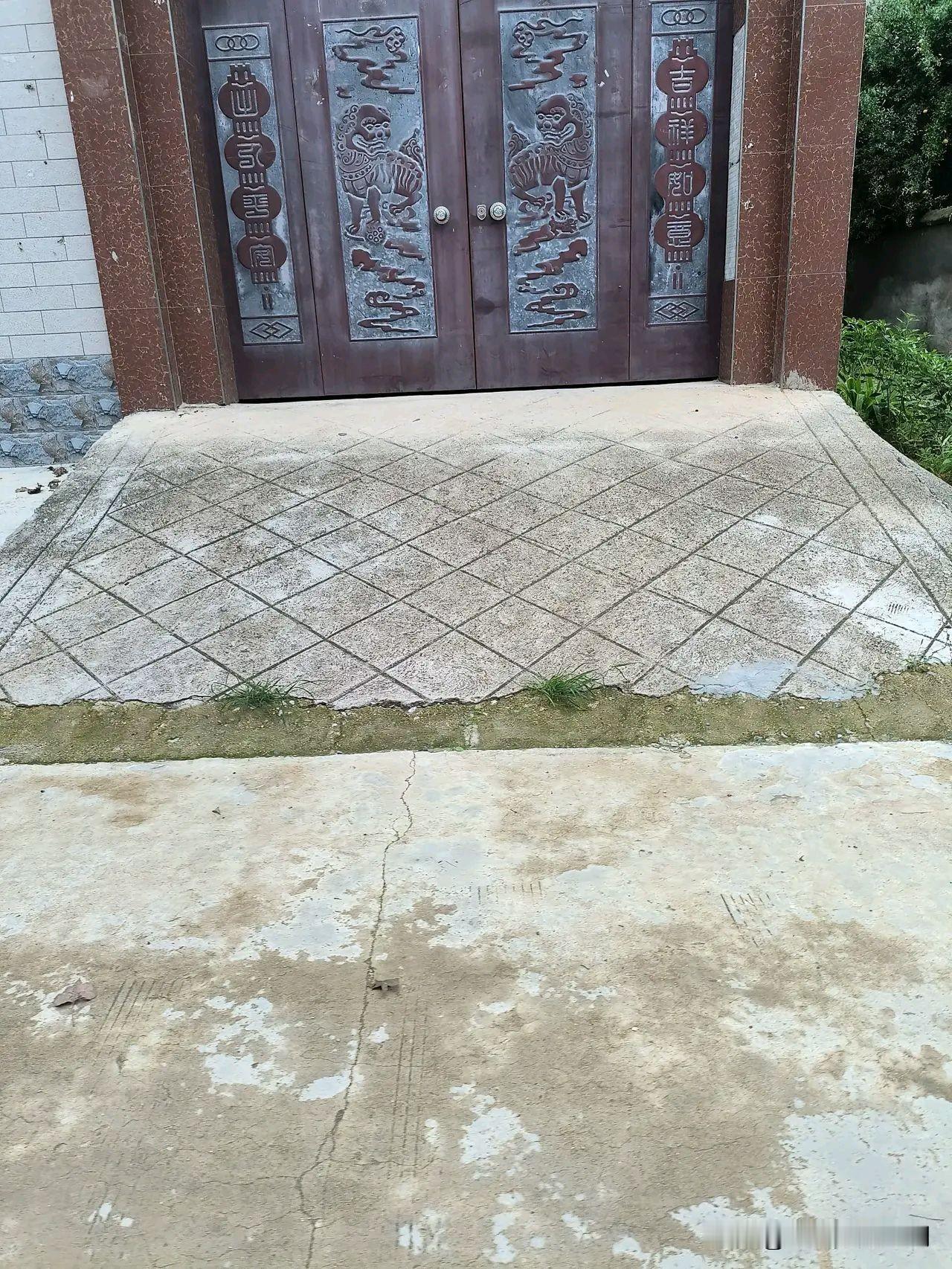 这样的房屋越住越不旺
1.门前下坡路
2.门前对破屋
4.门前有大树
3.院内有