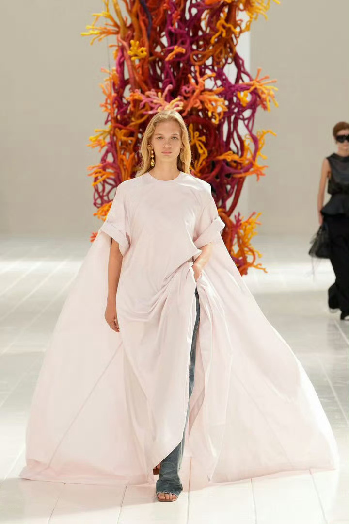 巴黎时装周Balenciaga 2027春夏系列 