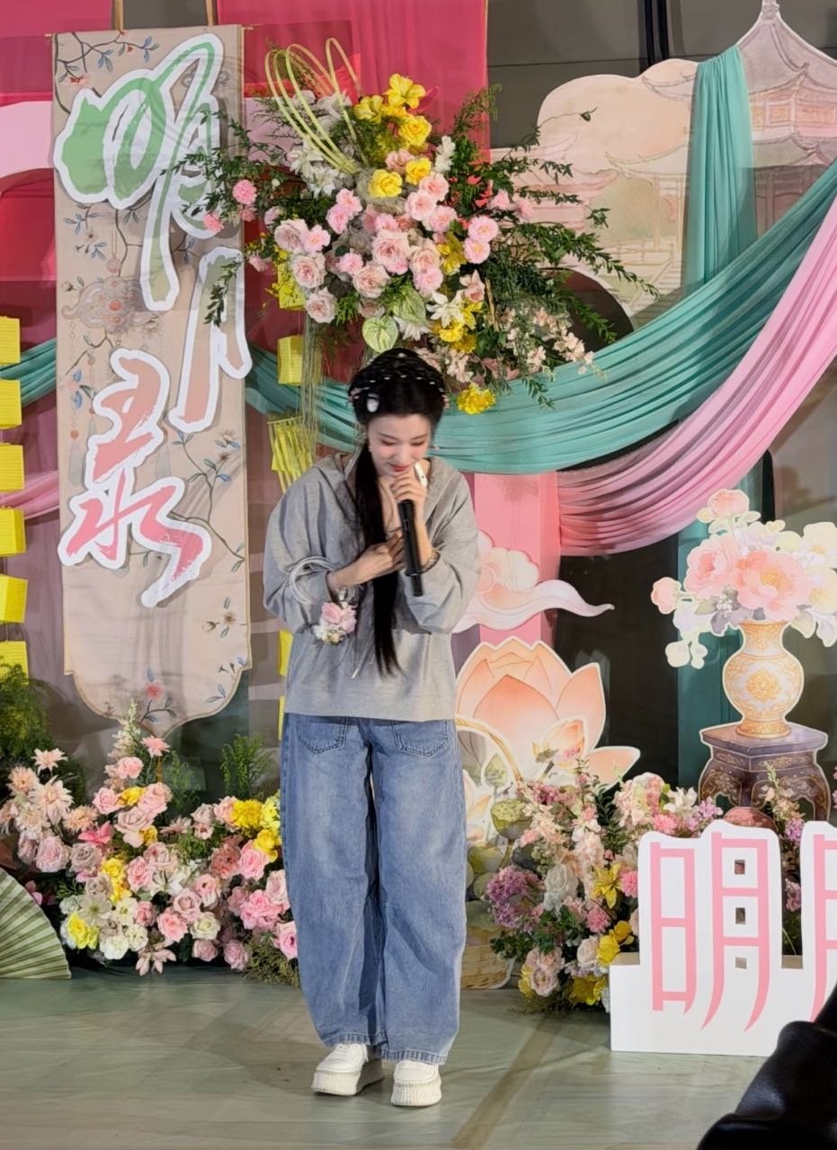 杀青现场秒变小型演唱会！王楚然和粉丝合唱《红豆》，温柔声线搭配粉丝的热情应援，画