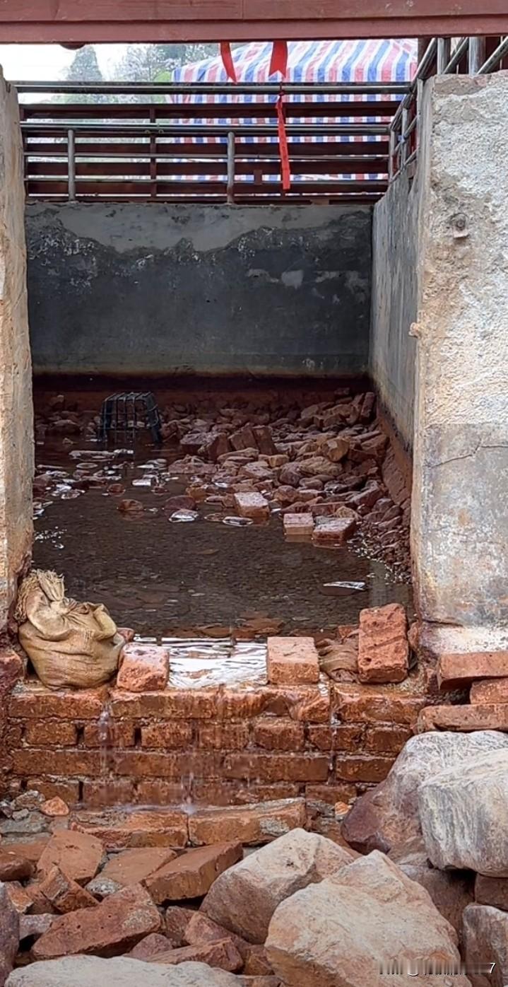 郑州年前那口泉水，还在喷水。但是，很明显，水量不是很大。
有人说，泉水还会没。不