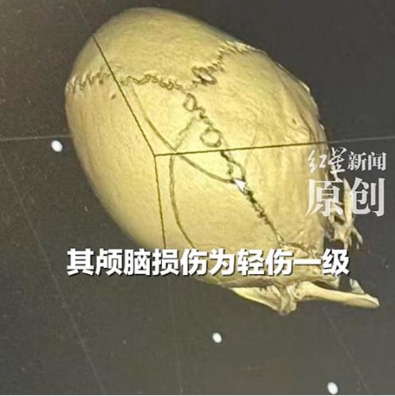“一句话惹大祸”！贵州，男子带娃玩充气城堡，只因斥责对方孩子没家教，竟被对家长疯
