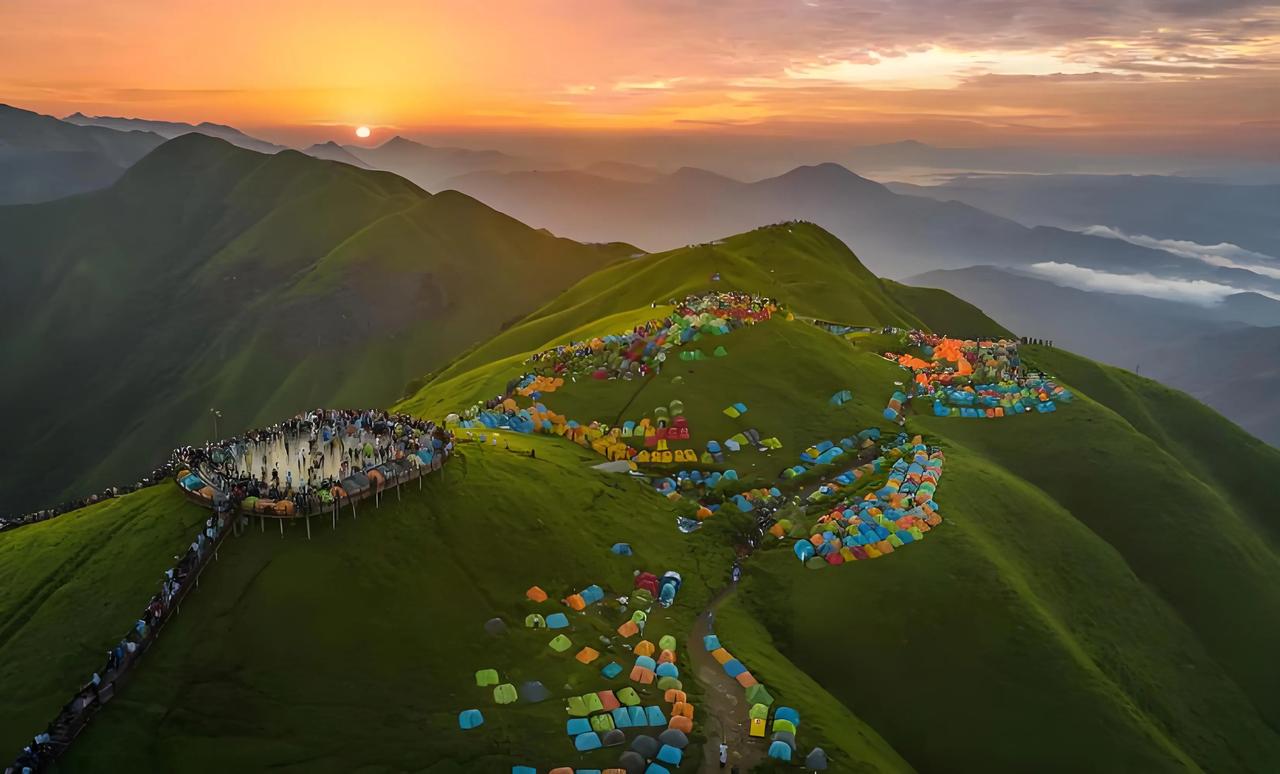 中国十大露营地排行榜

露营已成为当代人逃离城市、拥抱自然的热门方式，从高山草甸