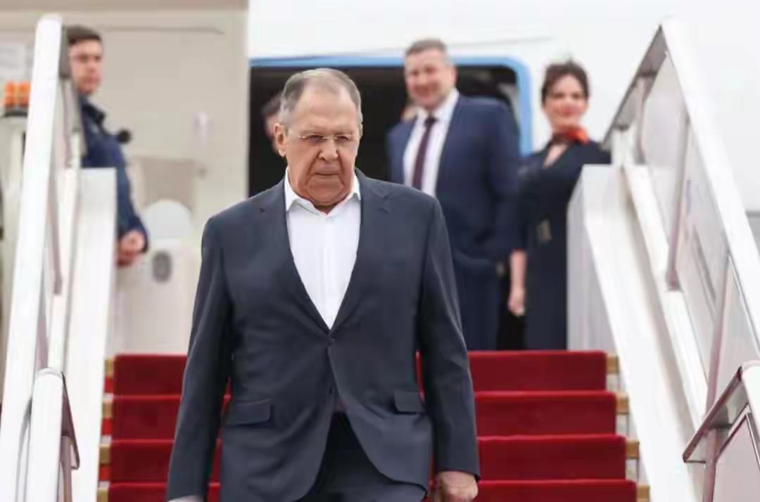 拉夫罗夫当场许诺，中国石油稳了！特朗普的算计彻底落空
 
中东战火蔓延，霍尔木兹