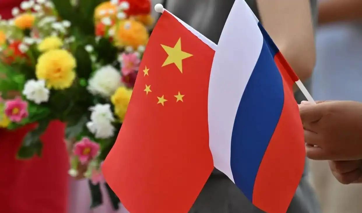 昨天凌晨，乌克兰无人机直接杀到俄罗斯本土，把新罗西斯克港给炸了！这可是俄军在南线