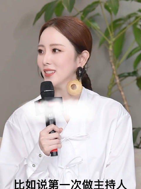 李思思原来是i人当主持 没想到李思思是i人，不过看她主持时的沉稳，倒也说得通。不