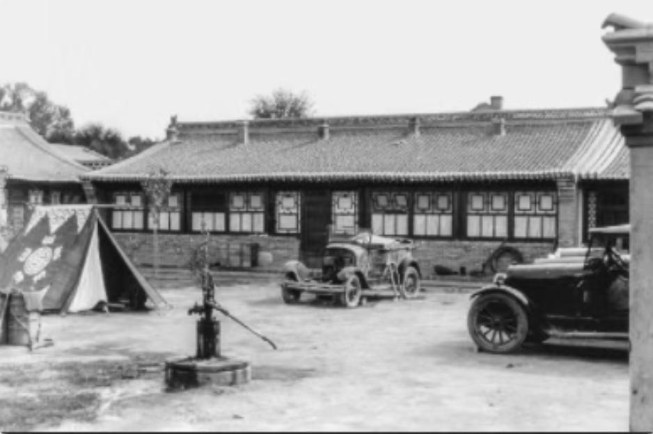 青城印记
这张老照片是归化城原宽巷子民居，拍摄于民国时期，是谁家的宅子，不清楚。