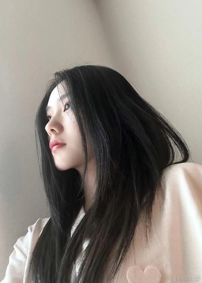 刘浩存这种照片咋拍的？高清且磨皮，妆感还保留得恰到好处。 