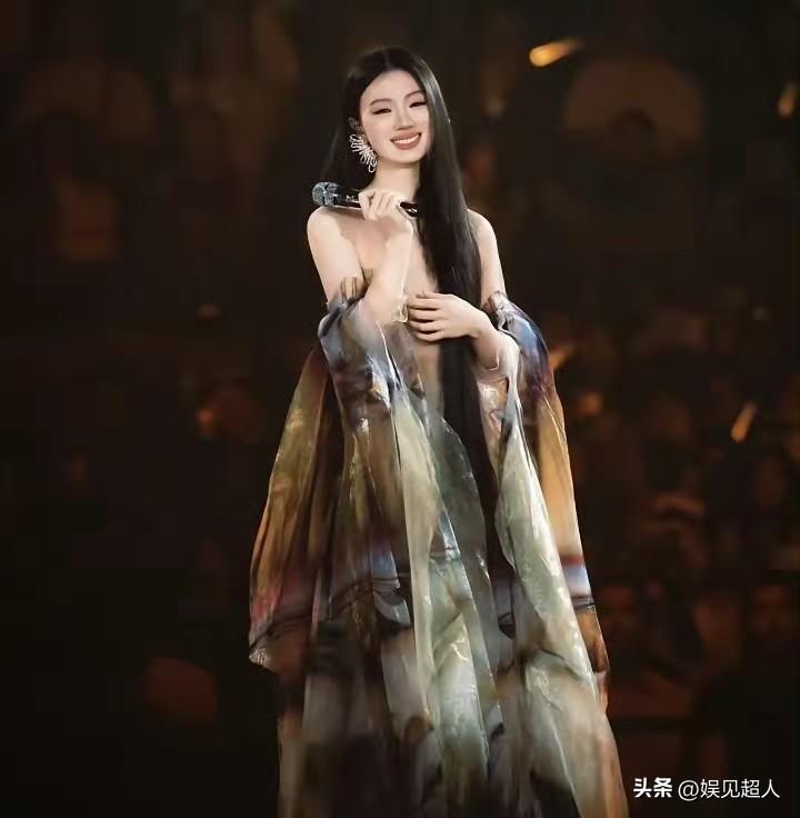 最近李荣浩和单依纯的版权纠纷真的吵翻了天，好多人都纳闷：不就是首歌吗？唱的人多了