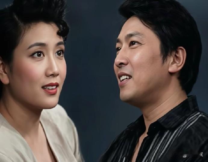 刚截屏了个视频图片，画面里唐国强老师面前站着个大美女，可我死活认不出她是谁。唐国