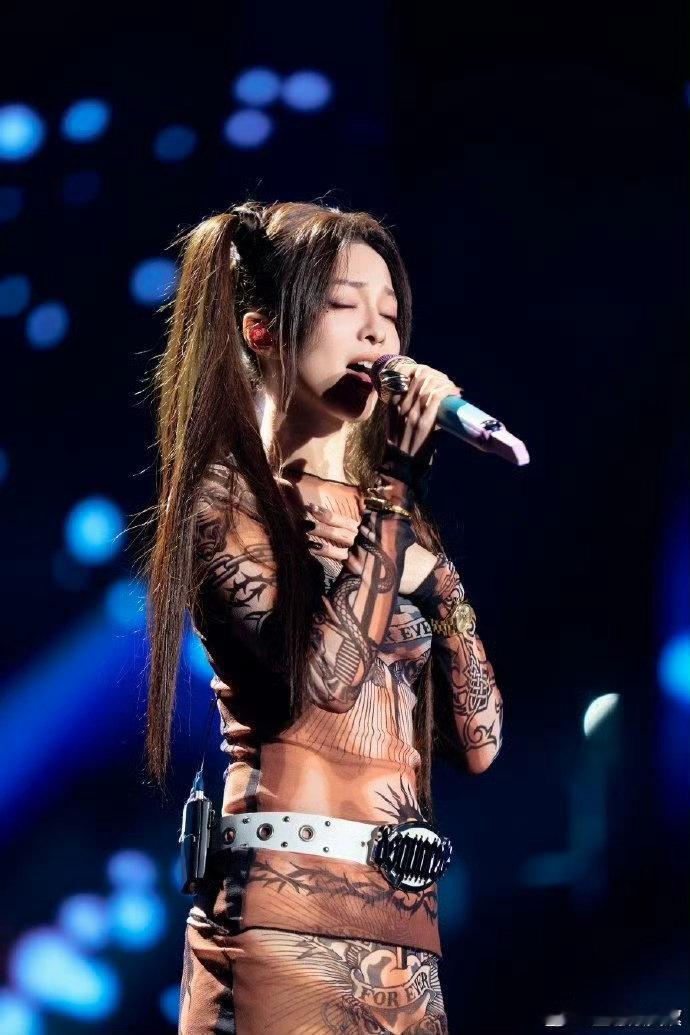 张韶涵嘉兴站售罄张韶涵这号召力绝了！嘉兴站秒空，粉丝路人抢疯了都 