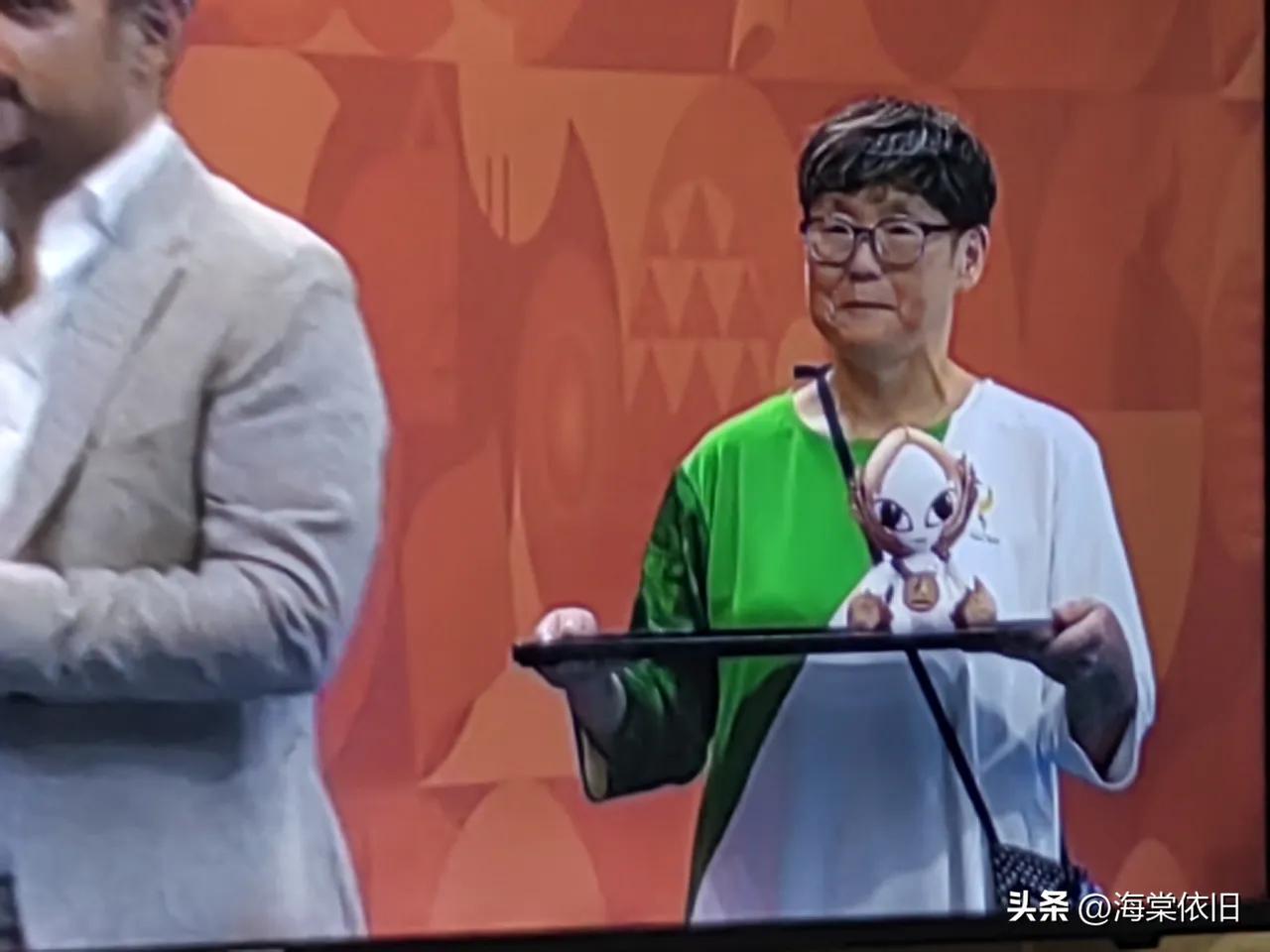 一道特殊的风景出现在亚运会蝶泳的颁奖仪式上。
颁奖的礼仪小姐变成礼仪奶奶，礼仪爷