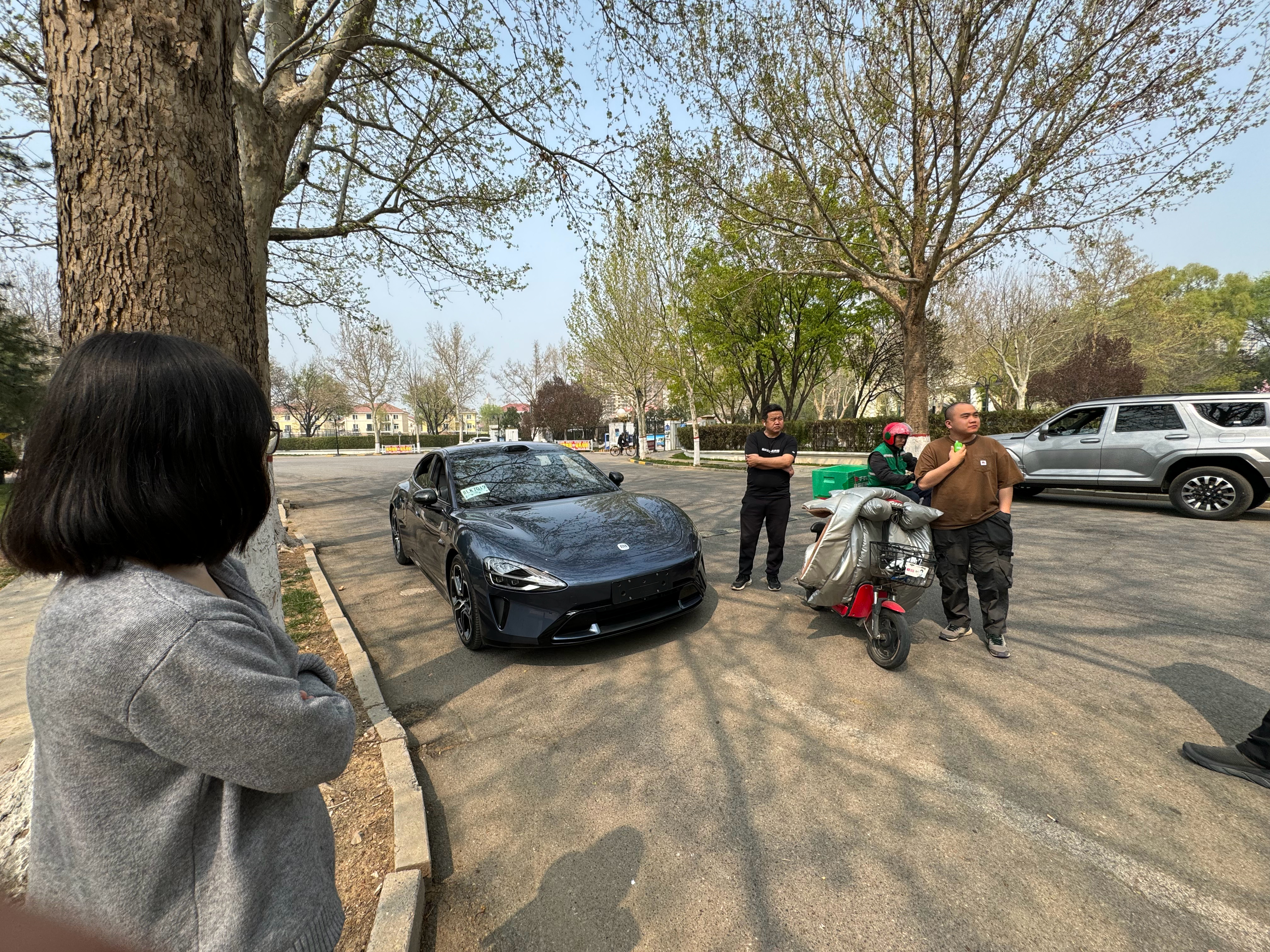 救命啊我小米SU7停到路边想去洗手间，被园区里面人围观了。[泪] ​​​