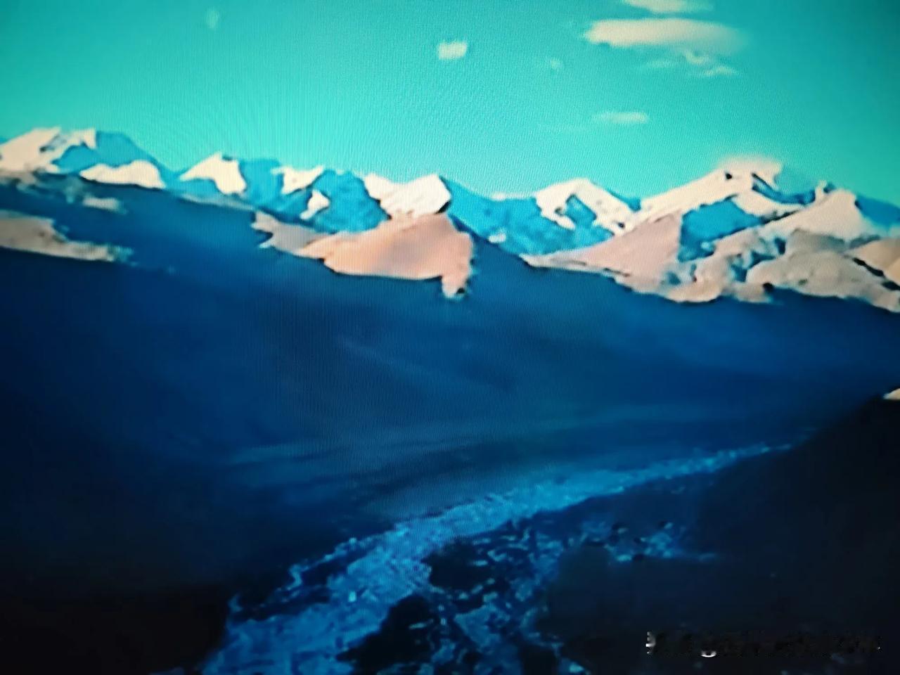 最吸引男人的是美貌，哪个男人不喜欢美貌的女人，情不自禁。这即是生物的选择，也是人