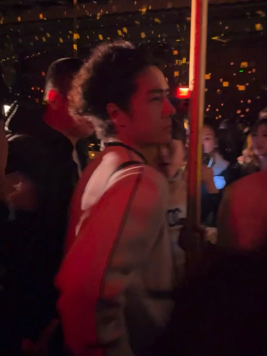 少爷参加晚宴王一博香奈儿品牌形象大使