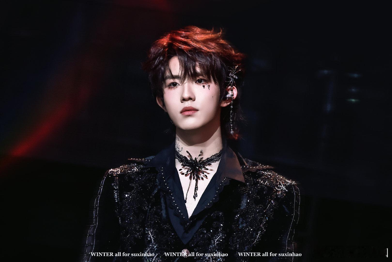 苏新皓好带感的红光恶魔角谁被苏新皓这波红光恶魔角造型狠狠拿捏了！跪地飙高音的瞬间