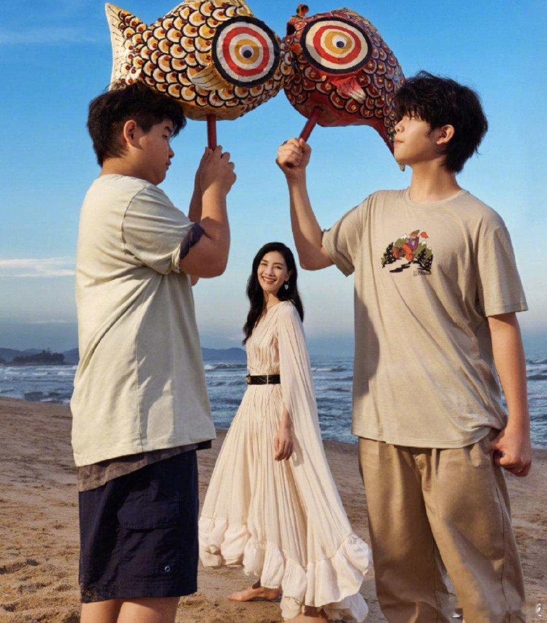 胡可带安吉小鱼儿拍封面 &安吉&小鱼儿✖️《OK！精彩宝贝》海边氛围感大片释出?