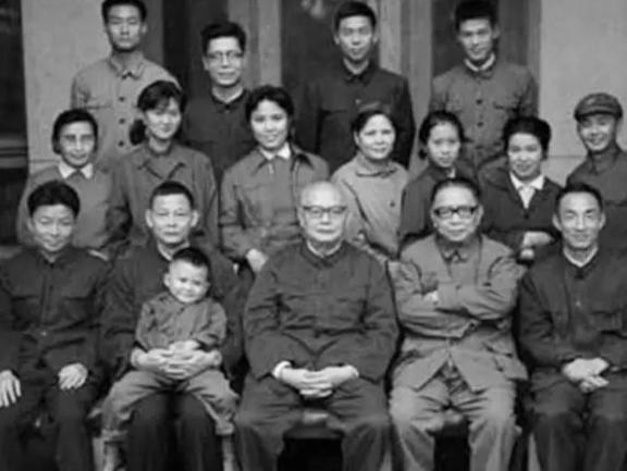 1975年，叶剑英的儿子叶选宁为劳改中的母亲求情，毛主席在得知情况后迅速给予批准