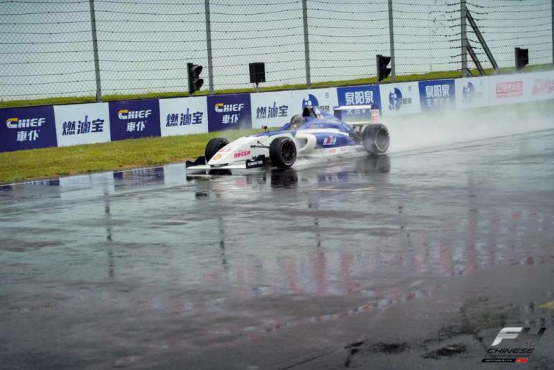 往届 F4 宁波站温情瞬间：车手互相救助、车队跨队互助，竞速之外的围场人文氛围
