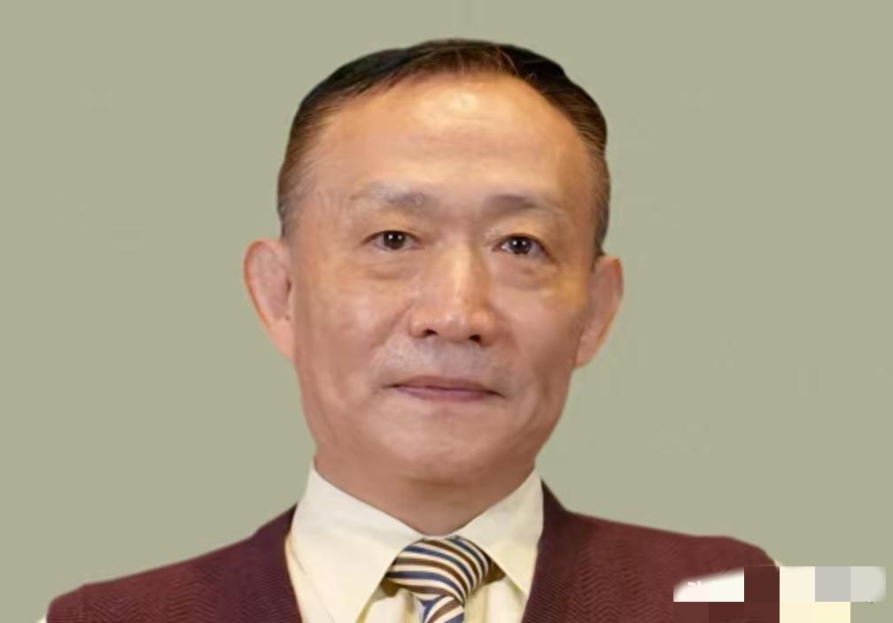 学者卢麒元一句话，点赞量破了百万。

家属定居海外的官员，应该退出公职。

东汉