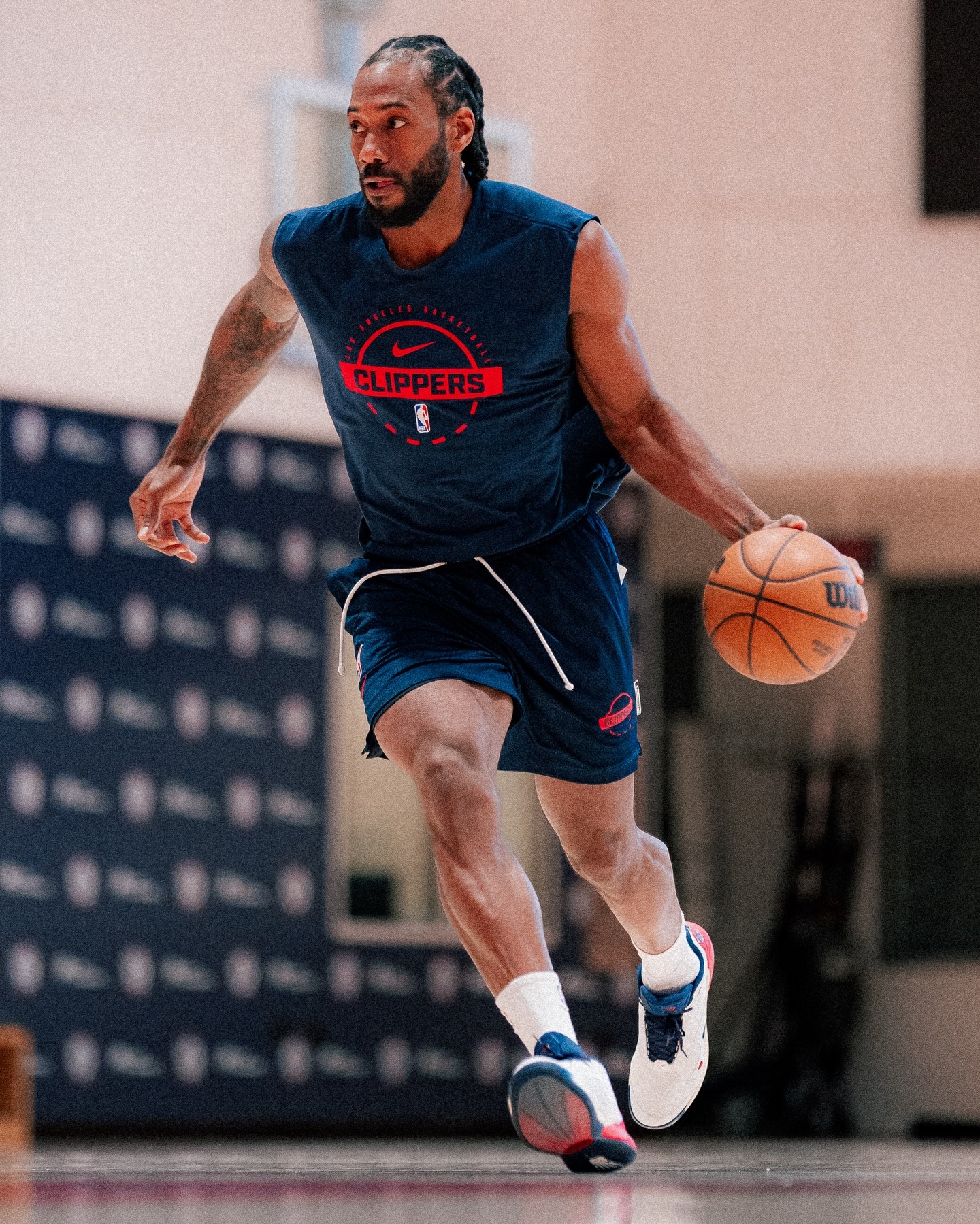 快船今天的行程安排：✔️ 在英格尔伍德进行投篮训练🔜 在洛杉矶市中心比赛 