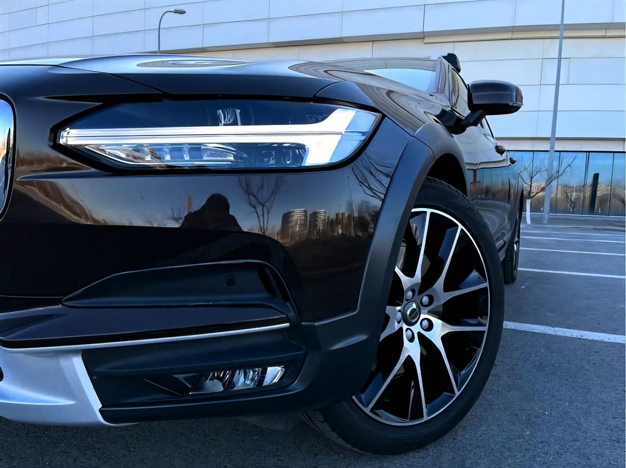 首先沃尔沃v90cc这是一台相对而言卖的不是很好的车。其次就是这台车的配置差异特