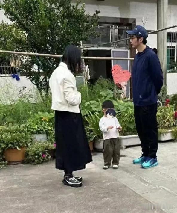 喜欢这样的明星夫妻，工作的时候就营业，不工作的时候就过普通人的日子。

比如金世