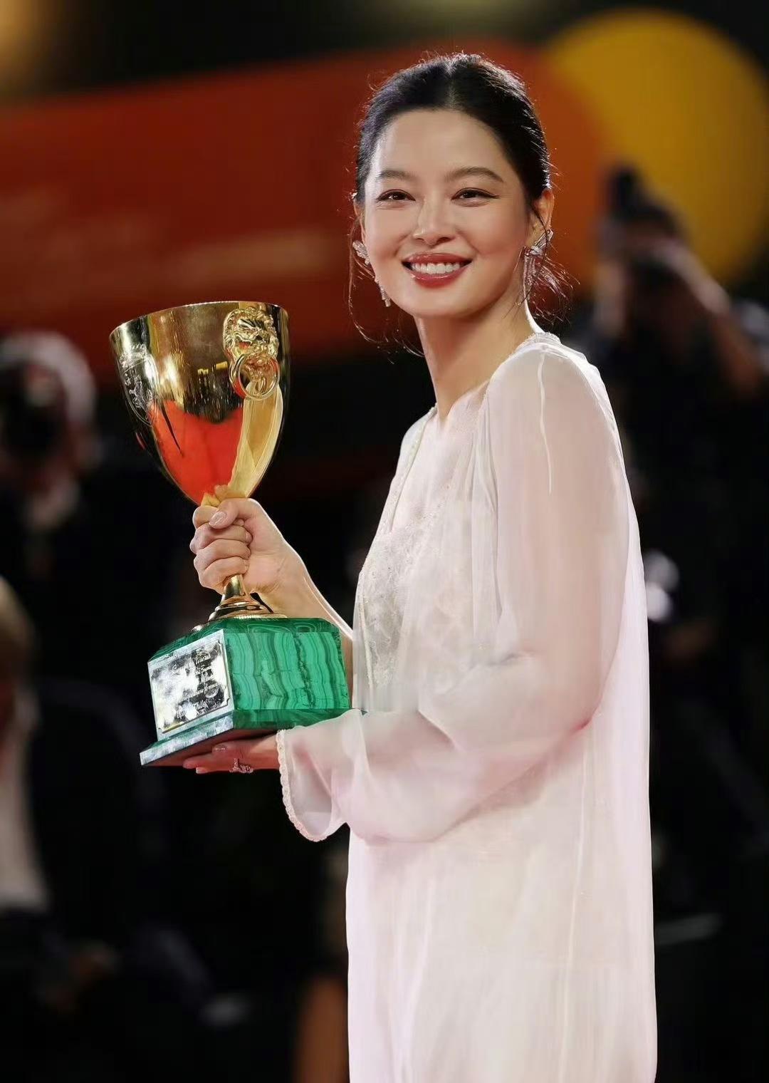 辛芷蕾获得威尼斯电影节影后，好多明星都发文恭喜，太棒了！ ​​​