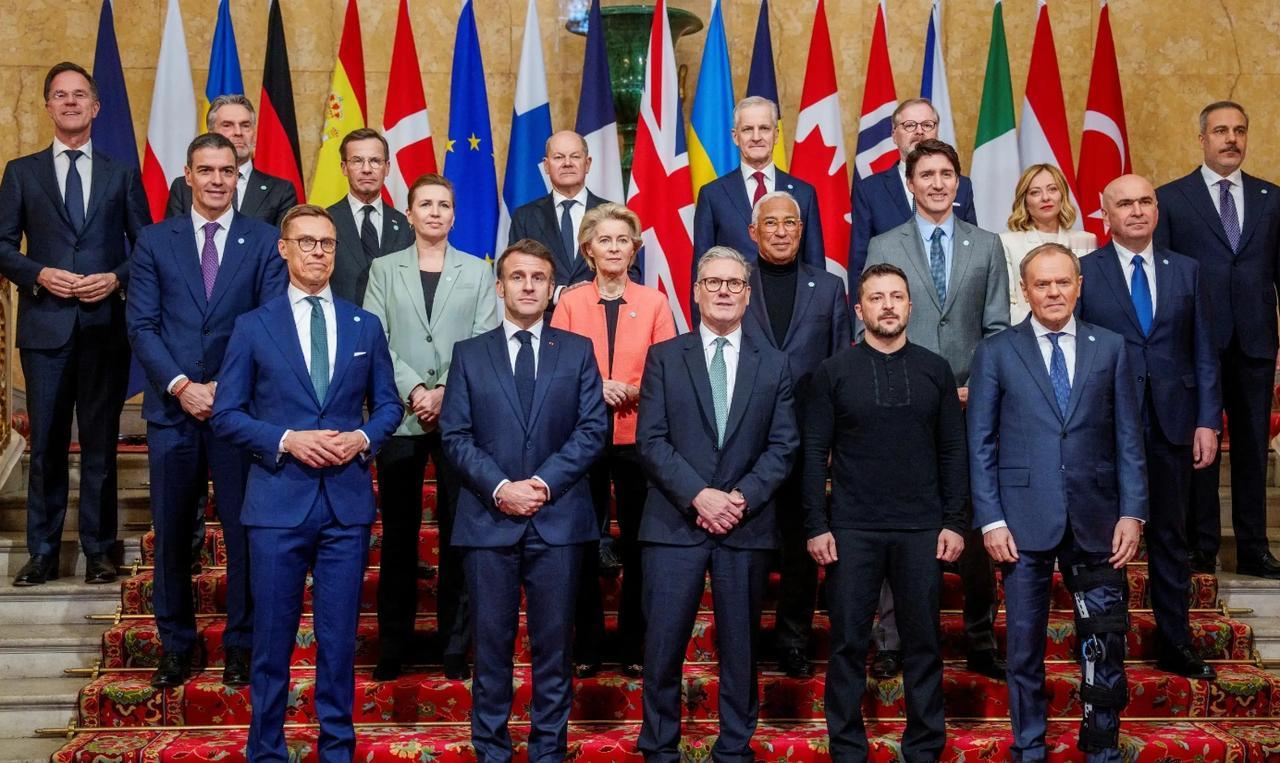 如果让美国侵吞了格陵兰岛。欧盟就彻底成了殖民地了：东有俄罗斯，西有美国，内有美国