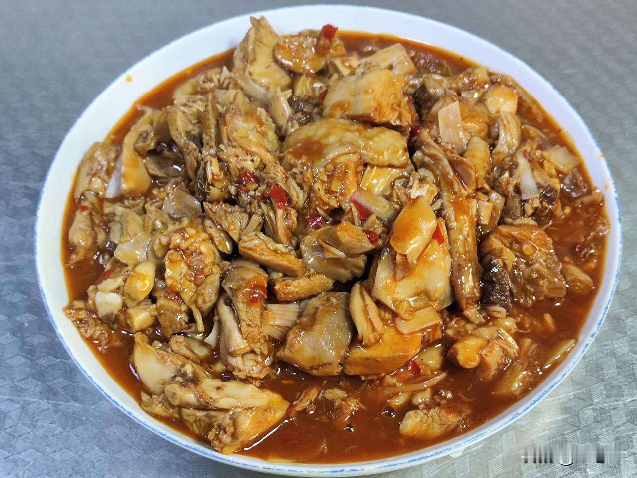 姜汁热窝鸡

将鸡腿肉洗净，置入冷水锅中，加入姜片、花椒粒、葱段和黄酒，开火煮制