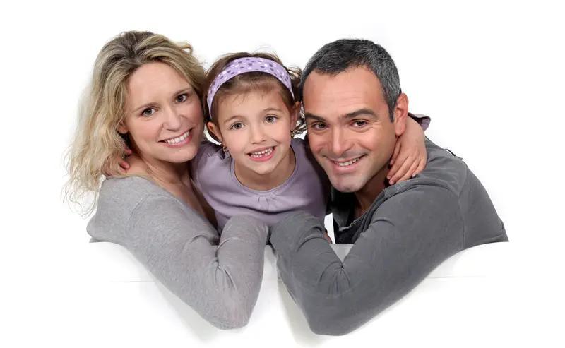 凌晨三点，你摸黑爬上丈夫的床。
指尖刚触到他后腰的皮肤，那里的肌肉瞬间绷紧。
你